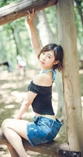 可爱软萌的短发少女水湊みお紧身牛仔热裤户外旅拍气质动人写真图片