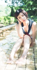 可爱软萌的短发少女水湊みお紧身牛仔热裤户外旅拍气质动人写真图片