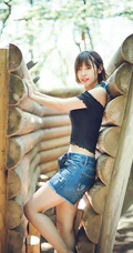 可爱软萌的短发少女水湊みお紧身牛仔热裤户外旅拍气质动人写真图片