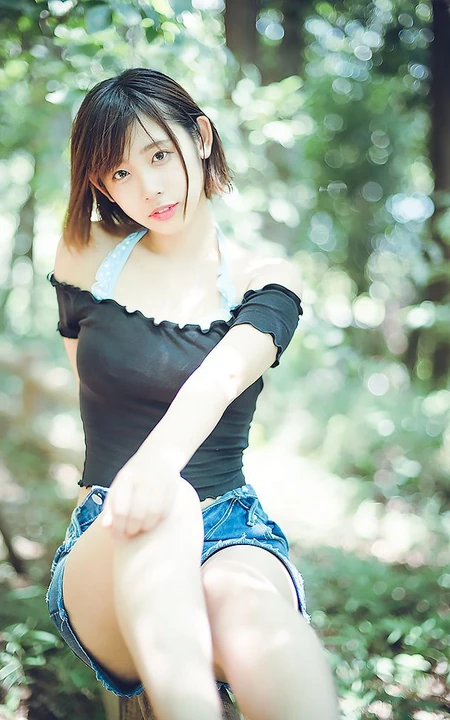 可爱软萌的短发少女水湊みお紧身牛仔热裤户外旅拍气质动人写真图片