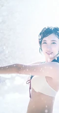 可爱软萌的短发少女水湊みお紧身牛仔热裤户外旅拍气质动人写真图片