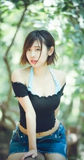 可爱软萌的短发少女水湊みお紧身牛仔热裤户外旅拍气质动人写真图片
