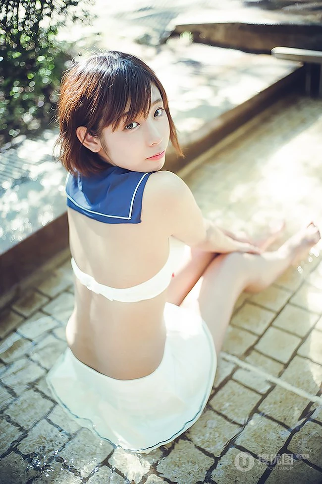 可爱软萌的短发少女水湊みお紧身牛仔热裤户外旅拍气质动人写真图片