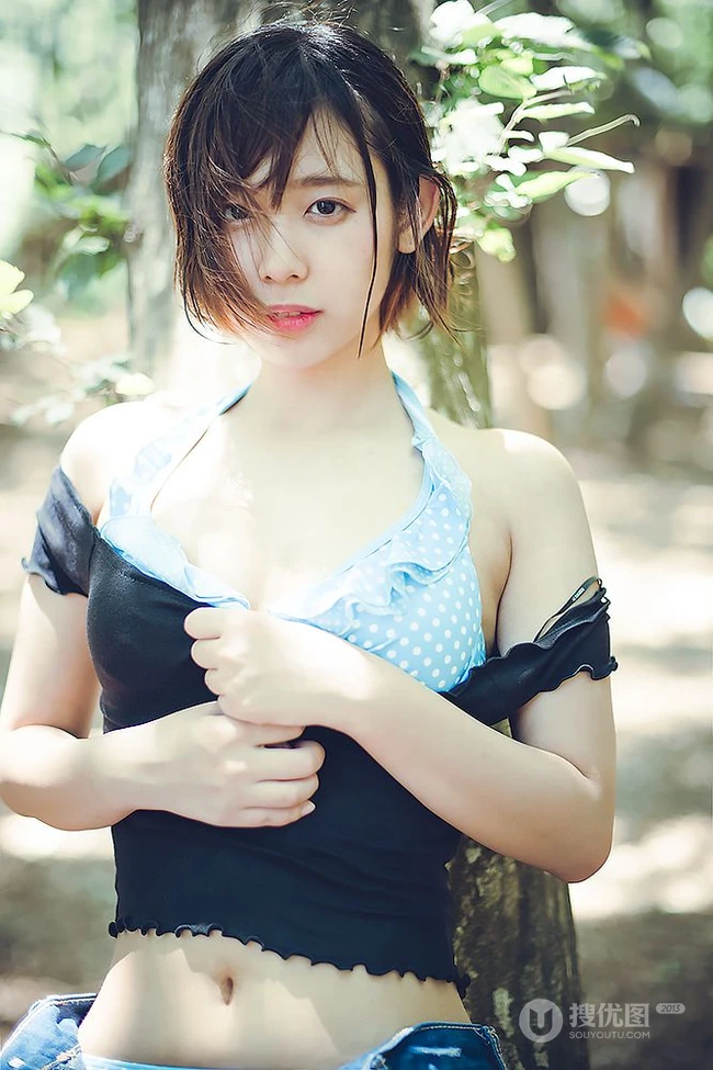 可爱软萌的短发少女水湊みお紧身牛仔热裤户外旅拍气质动人写真图片