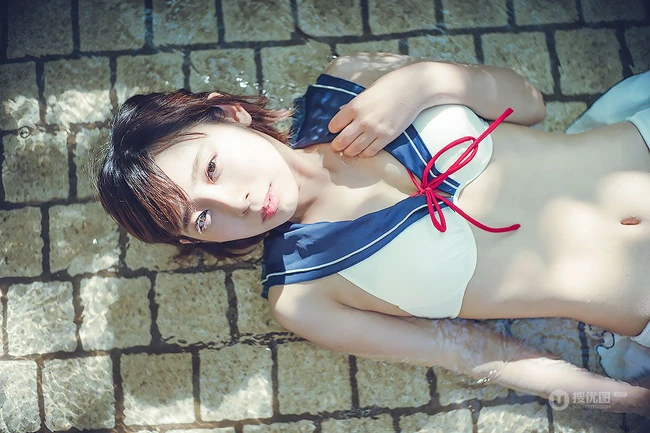 可爱软萌的短发少女水湊みお紧身牛仔热裤户外旅拍气质动人写真图片