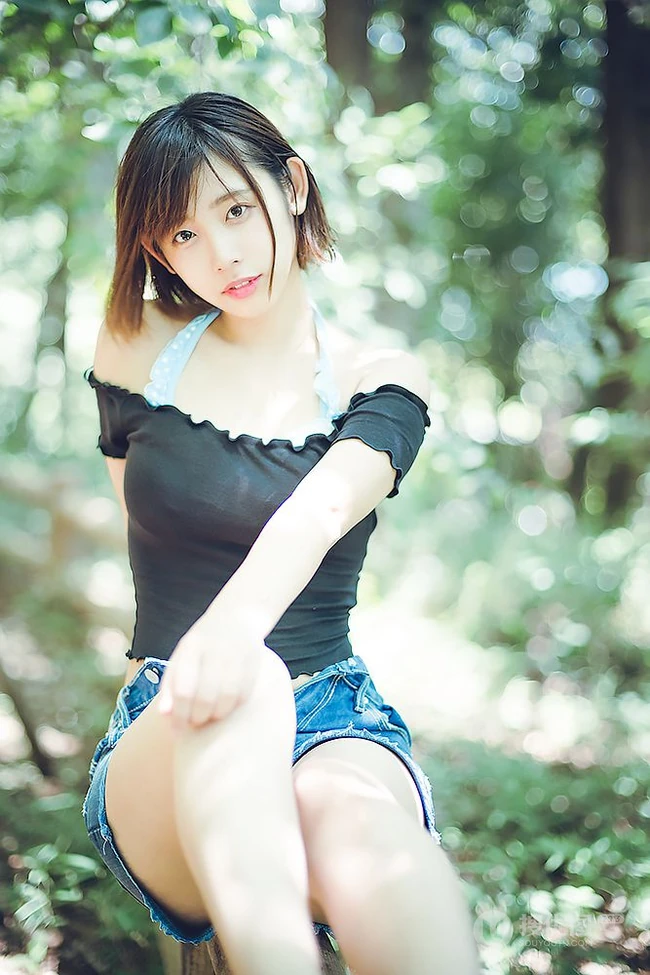 可爱软萌的短发少女水湊みお紧身牛仔热裤户外旅拍气质动人写真图片