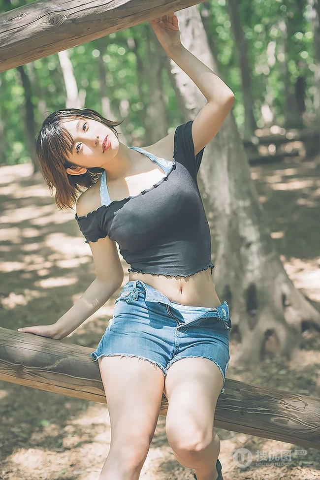可爱软萌的短发少女水湊みお紧身牛仔热裤户外旅拍气质动人写真图片
