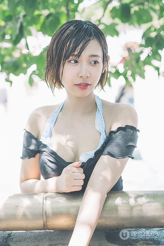 可爱软萌的短发少女水湊みお紧身牛仔热裤户外旅拍气质动人写真图片