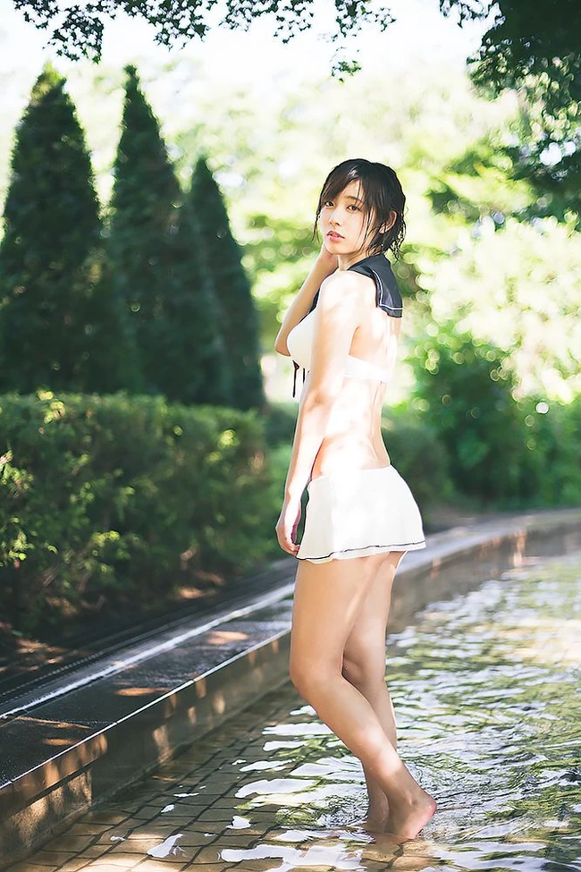 可爱软萌的短发少女水湊みお紧身牛仔热裤户外旅拍气质动人写真图片
