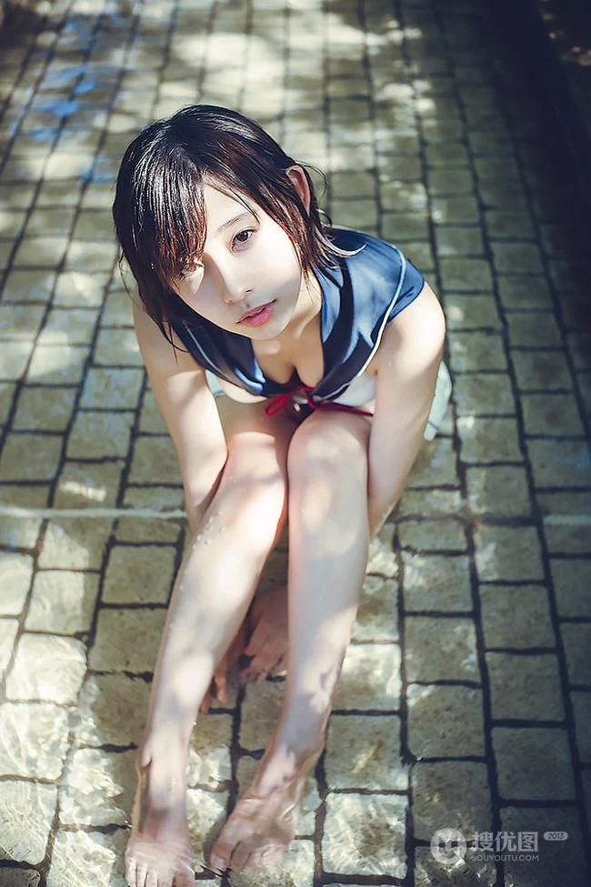 可爱软萌的短发少女水湊みお紧身牛仔热裤户外旅拍气质动人写真图片