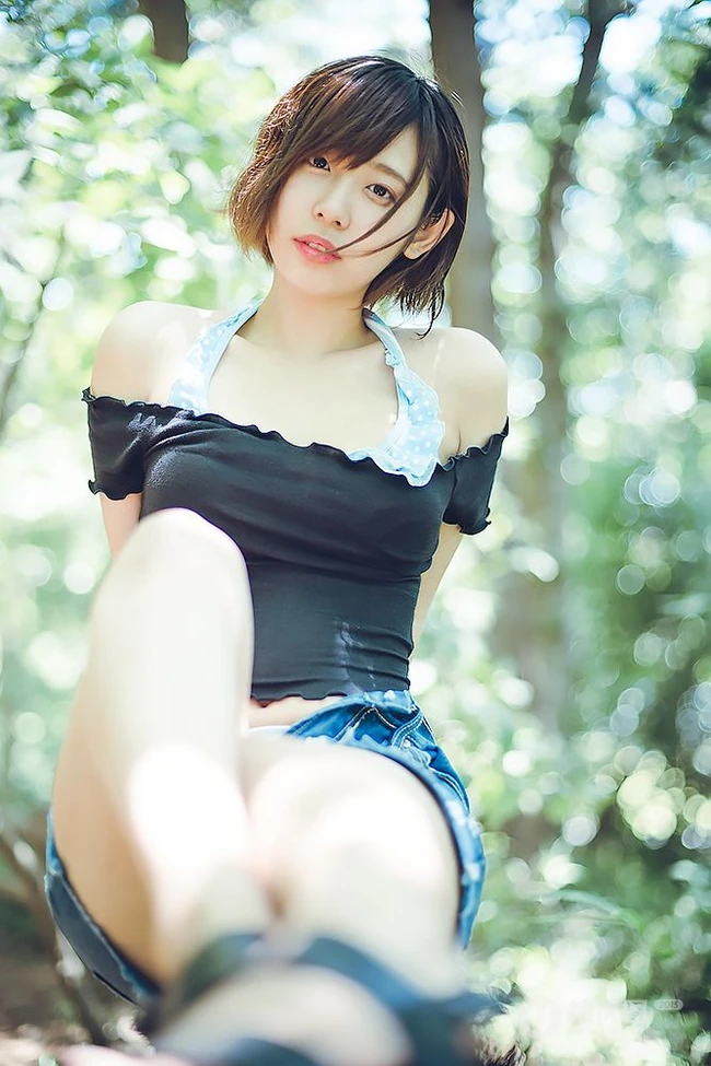 可爱软萌的短发少女水湊みお紧身牛仔热裤户外旅拍气质动人写真图片