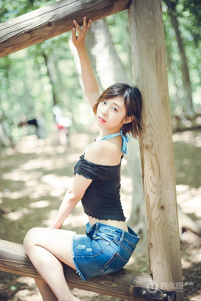 可爱软萌的短发少女水湊みお紧身牛仔热裤户外旅拍气质动人写真图片