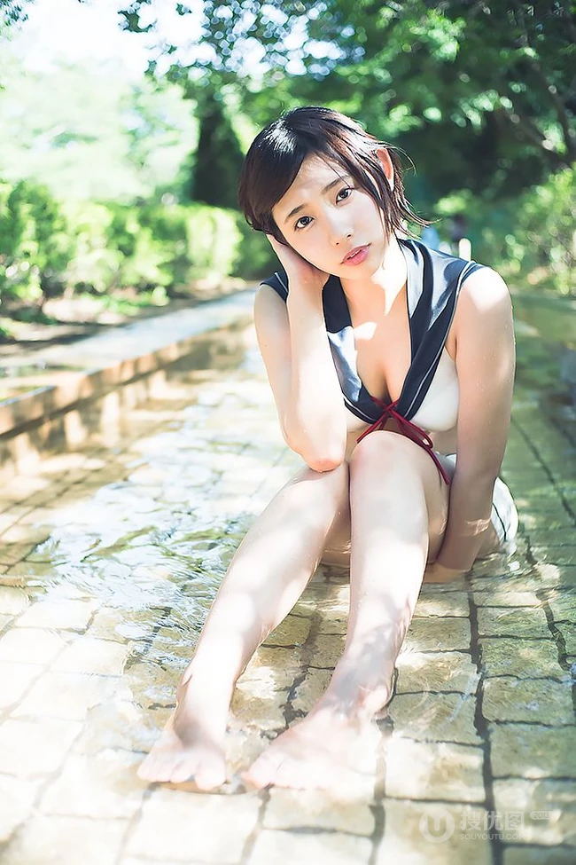 可爱软萌的短发少女水湊みお紧身牛仔热裤户外旅拍气质动人写真图片