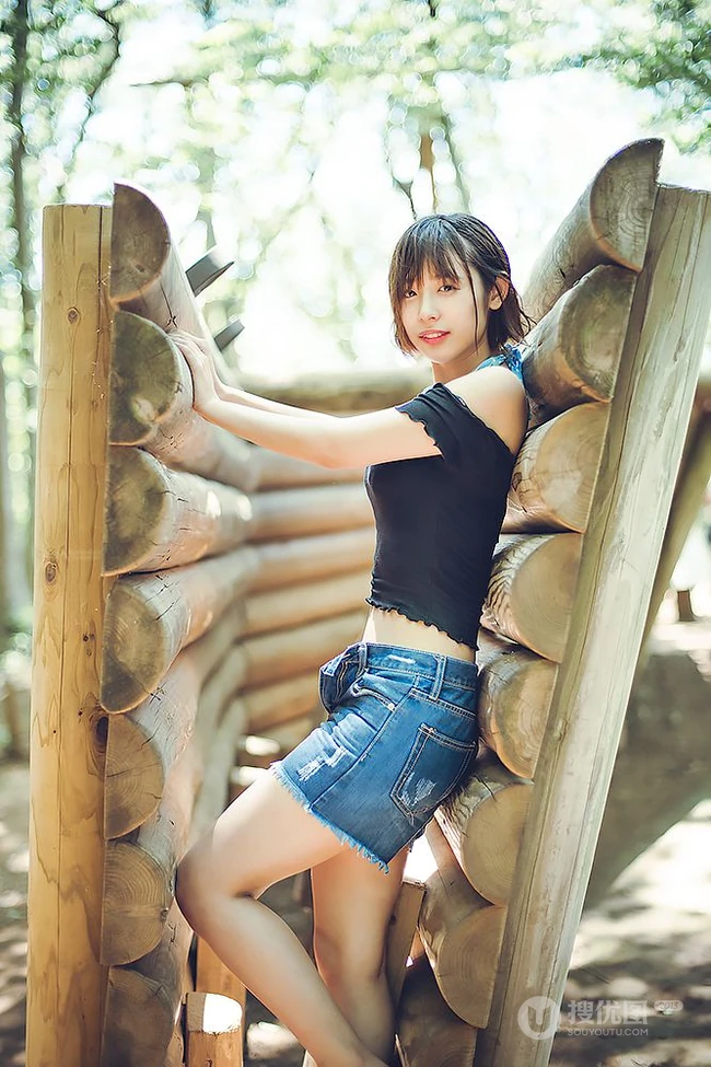 可爱软萌的短发少女水湊みお紧身牛仔热裤户外旅拍气质动人写真图片