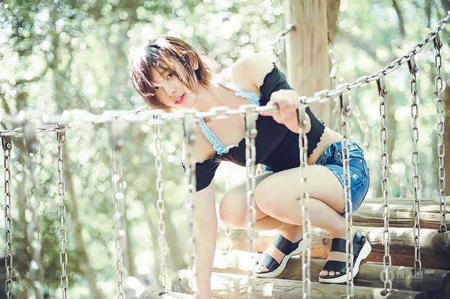 可爱软萌的短发少女水湊みお紧身牛仔热裤户外旅拍气质动人写真图片