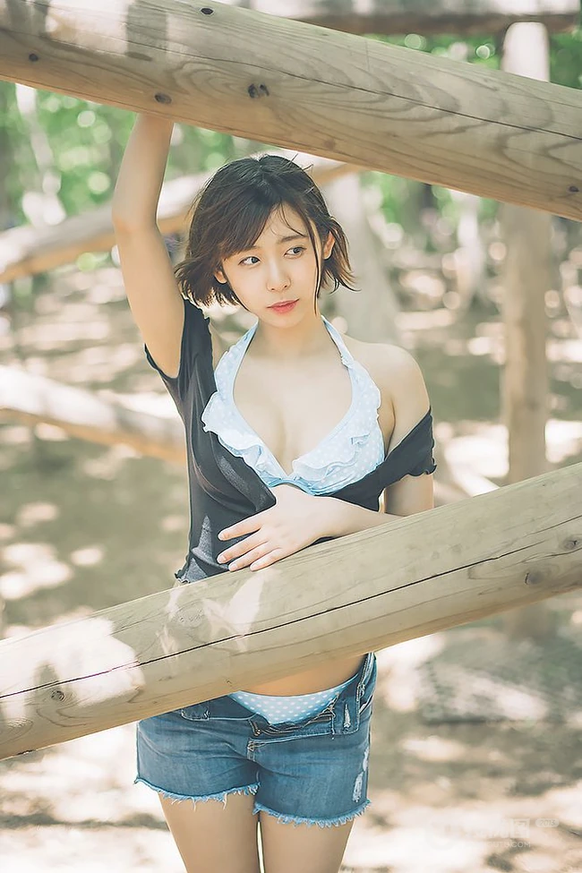 可爱软萌的短发少女水湊みお紧身牛仔热裤户外旅拍气质动人写真图片
