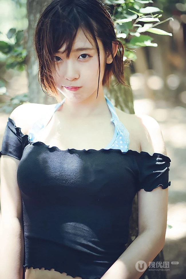 可爱软萌的短发少女水湊みお紧身牛仔热裤户外旅拍气质动人写真图片
