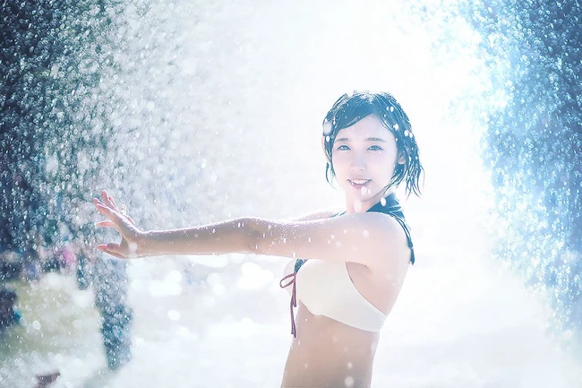 可爱软萌的短发少女水湊みお紧身牛仔热裤户外旅拍气质动人写真图片