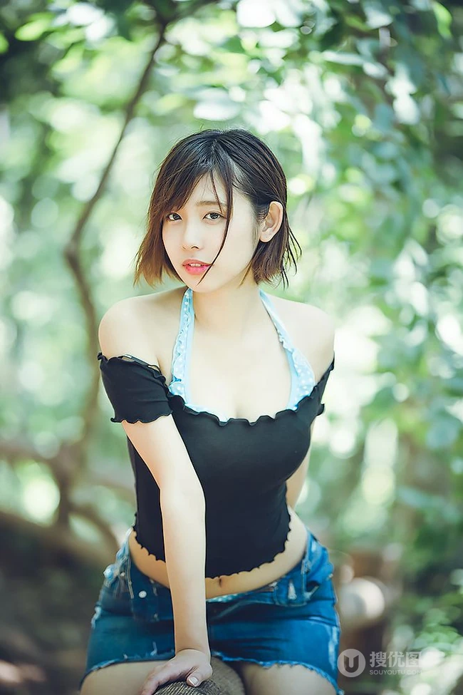 可爱软萌的短发少女水湊みお紧身牛仔热裤户外旅拍气质动人写真图片