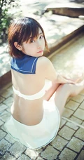 可爱软萌的短发少女水湊みお紧身牛仔热裤户外旅拍气质动人写真图片