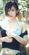 可爱软萌的短发少女水湊みお紧身牛仔热裤户外旅拍气质动人写真图片