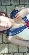 可爱软萌的短发少女水湊みお紧身牛仔热裤户外旅拍气质动人写真图片