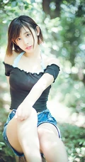 可爱软萌的短发少女水湊みお紧身牛仔热裤户外旅拍气质动人写真图片