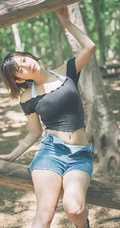可爱软萌的短发少女水湊みお紧身牛仔热裤户外旅拍气质动人写真图片