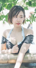 可爱软萌的短发少女水湊みお紧身牛仔热裤户外旅拍气质动人写真图片