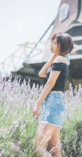 可爱软萌的短发少女水湊みお紧身牛仔热裤户外旅拍气质动人写真图片