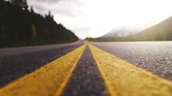 公路，路面，双实线，唯美路面景色壁纸图片
