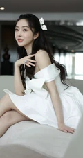 美女宣璐沙发写真手机壁纸，露肩白裙着身，尽显甜美笑容