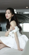 美女宣璐沙发写真手机壁纸，露肩白裙着身，尽显甜美笑容