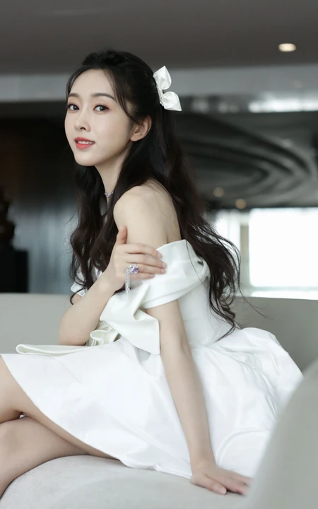 美女宣璐沙发写真手机壁纸，露肩白裙着身，尽显甜美笑容