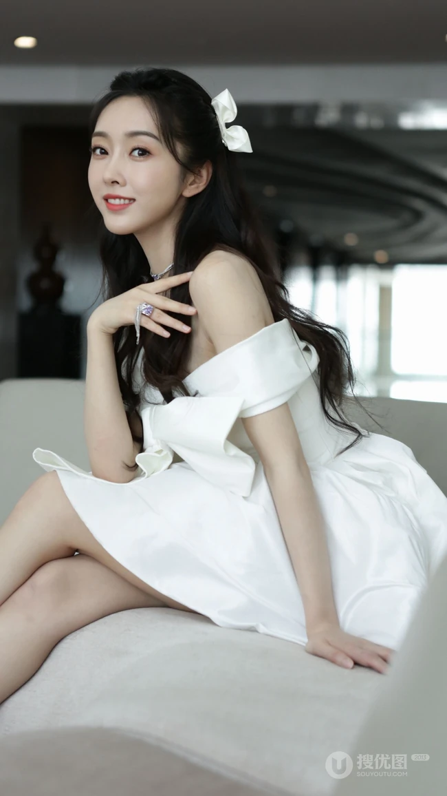 美女宣璐沙发写真手机壁纸，露肩白裙着身，尽显甜美笑容