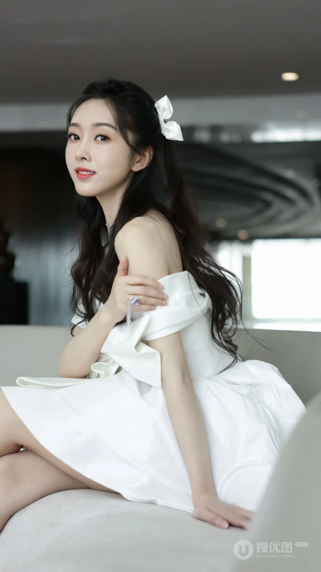 美女宣璐沙发写真手机壁纸，露肩白裙着身，尽显甜美笑容