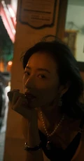 周雨彤气质优雅肩带黑裙午夜街拍写真图片