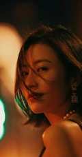 周雨彤气质优雅肩带黑裙午夜街拍写真图片