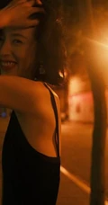 周雨彤气质优雅肩带黑裙午夜街拍写真图片