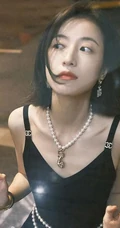 周雨彤气质优雅肩带黑裙午夜街拍写真图片