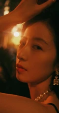 周雨彤气质优雅肩带黑裙午夜街拍写真图片