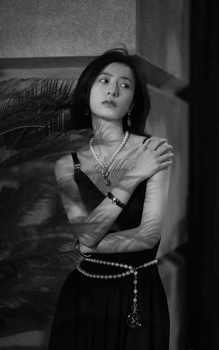 周雨彤气质优雅肩带黑裙午夜街拍写真图片