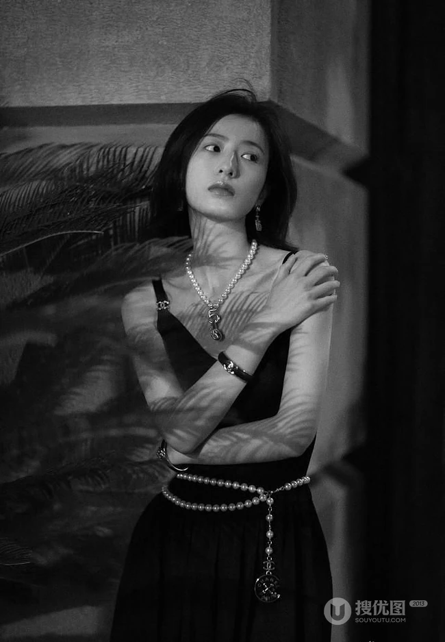 周雨彤气质优雅肩带黑裙午夜街拍写真图片