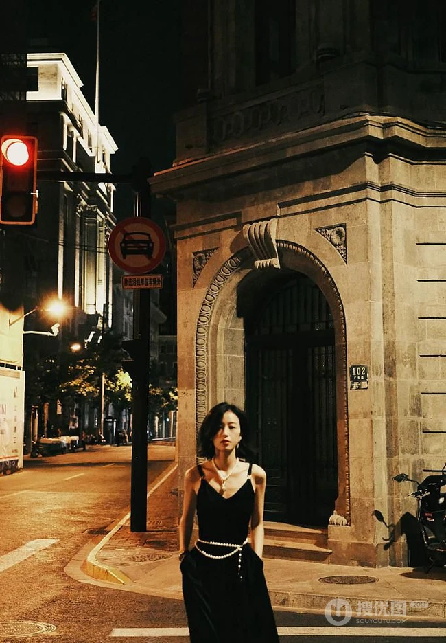 周雨彤气质优雅肩带黑裙午夜街拍写真图片