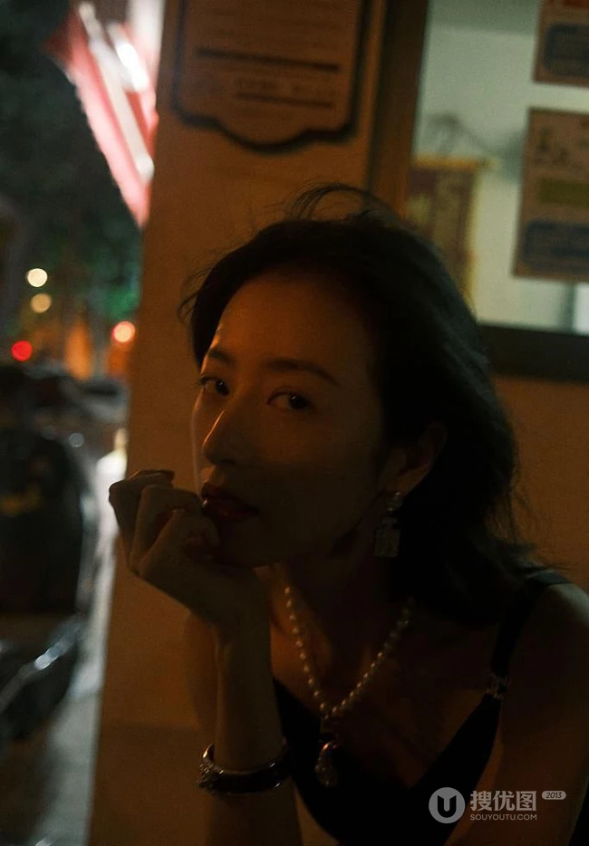 周雨彤气质优雅肩带黑裙午夜街拍写真图片