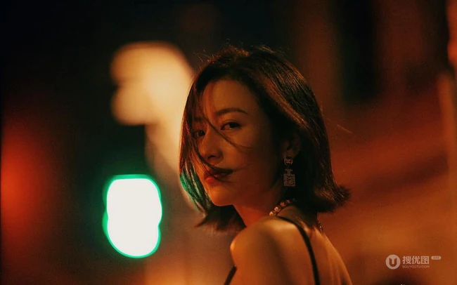 周雨彤气质优雅肩带黑裙午夜街拍写真图片