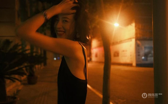 周雨彤气质优雅肩带黑裙午夜街拍写真图片