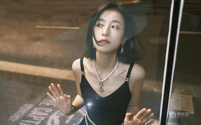 周雨彤气质优雅肩带黑裙午夜街拍写真图片