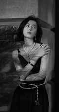 周雨彤气质优雅肩带黑裙午夜街拍写真图片