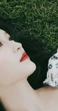 李沁清新小碎花裙户外青草地夏日美拍写真图片